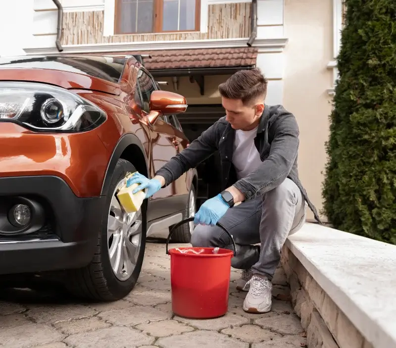 Lavage auto à domicile Sazeray : professionnel intervenant sur un véhicule